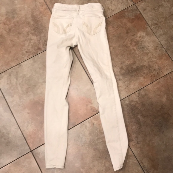 Cream colored Hollister jeans. - Picture 4 of 4